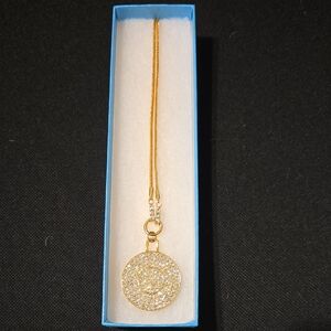 Elegant Gold Pendant Necklace